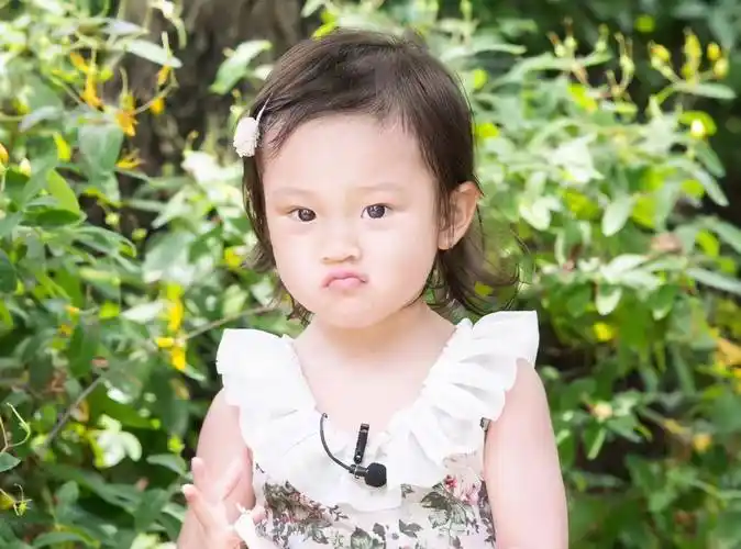 原创8岁甜馨悄咪咪长大五官精致皮肤白皙小黑妹形象不复存在