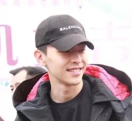 当男星们卸妆后,还那么帅吗?邓伦肖战帅气依旧,他最让人惊讶!