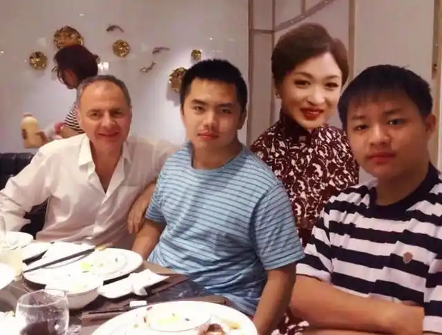 金星的妈妈韩颖儿子变女儿扛过了流言蜚语如今一家其乐融融