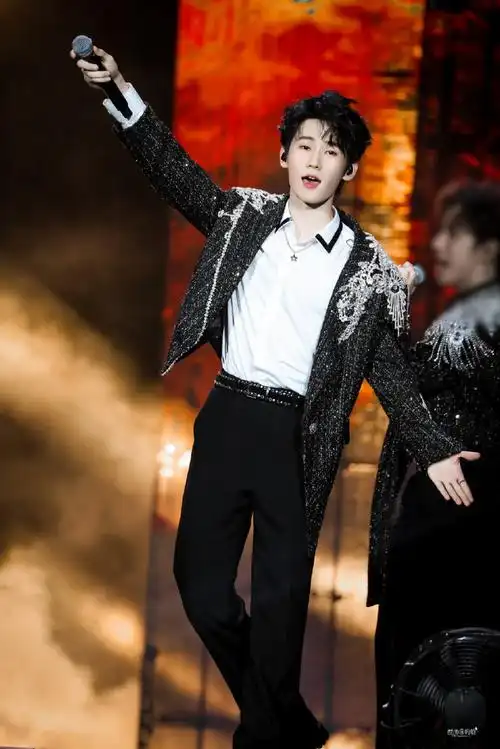 张真源手指镜头##张真源瘦了好多