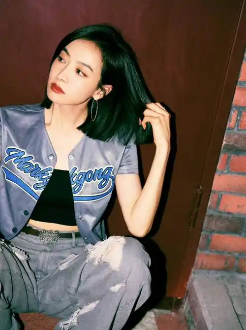 宋茜牛仔套装亮相,短发造型帅气干练,边玩游戏边跳舞_身材_风衣_上衣