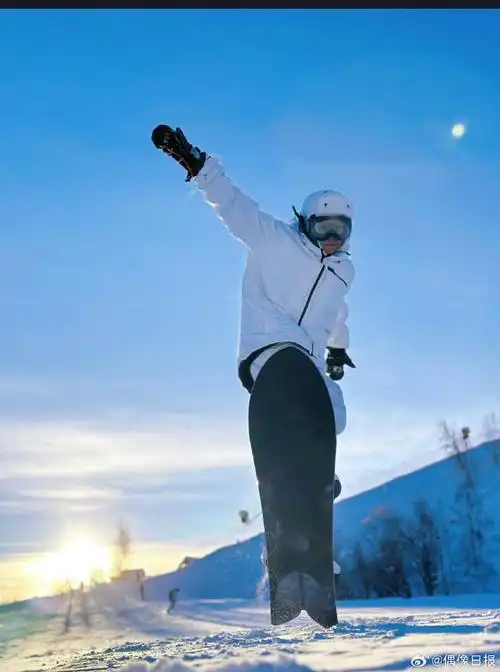 王源滑雪拍照姿势#王源滑雪拍照姿势大全,咱就是说源哥也太帅了吧!