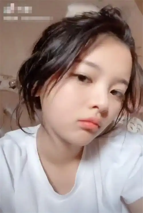 杨超越起床照被疯传镜头怼脸看清素颜求你别化妆了