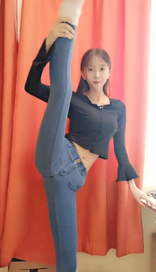 花式一字马造型[娱乐圈"一字马"的女明星]