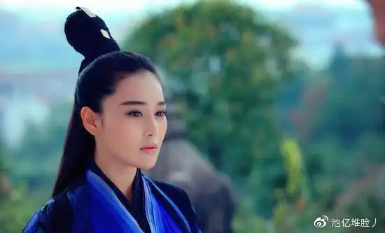 33岁张馨予与29岁张予曦晒合影短发李莫愁眼神撩人被赞帅气