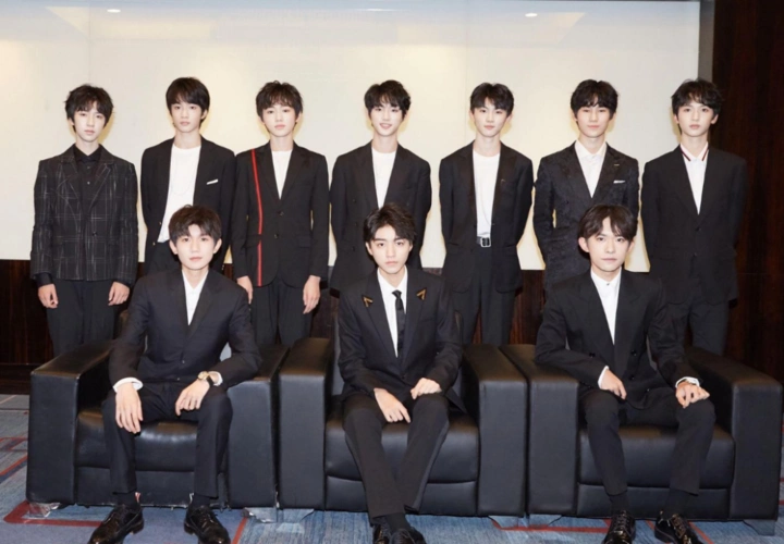 旗下所推出的第二代男团,也是当红偶像组合tfboys名正言顺的"师弟团"