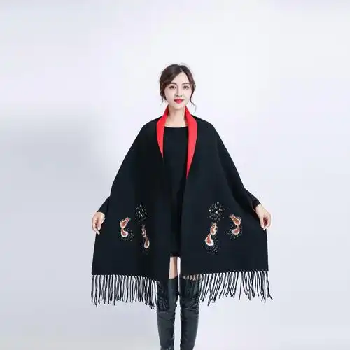 加厚围巾女披肩两用秋冬新款外搭斗篷外套带袖子保暖开衫刺绣松鼠