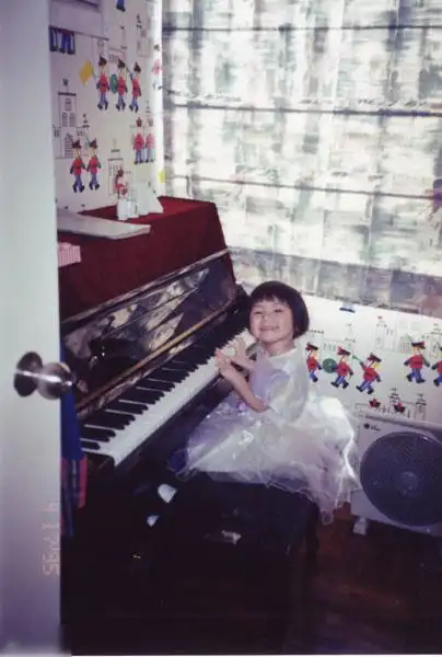 《我是歌手》而走红的歌手邓紫棋童年照曝光,照片中小小年纪的邓紫棋