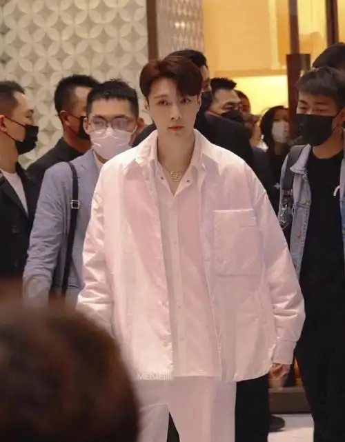 32岁张艺兴官宣签约好莱坞从韩国走向中国并从中国走向世界