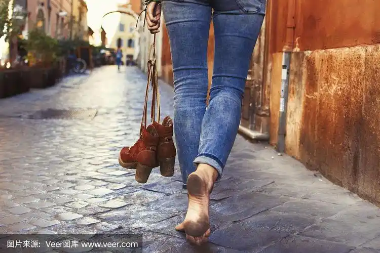 赤脚走在街上的女人