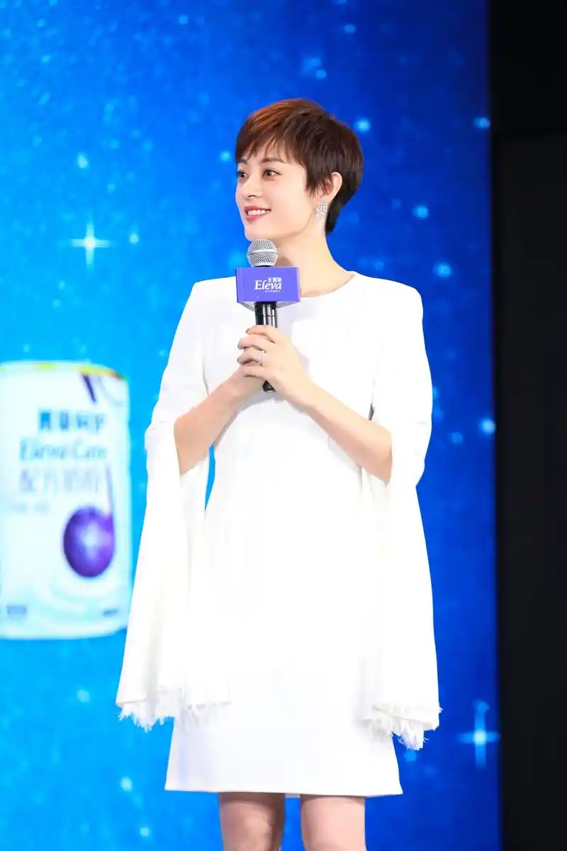 今天美俪turbosun 来到"菁挚"品牌发布会,一身白色