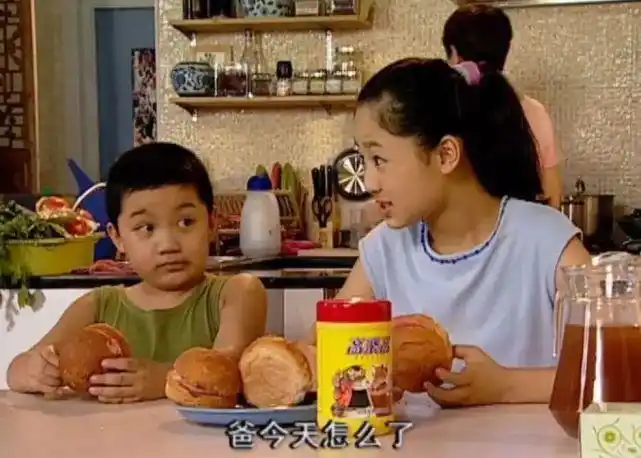 同样是外国小孩战略,高乐高的广告总有样板房一样的装修加持,使那种