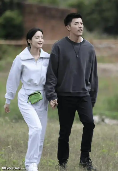 娜扎新剧路透图曝光肤白貌美大长腿和徐开骋好般配