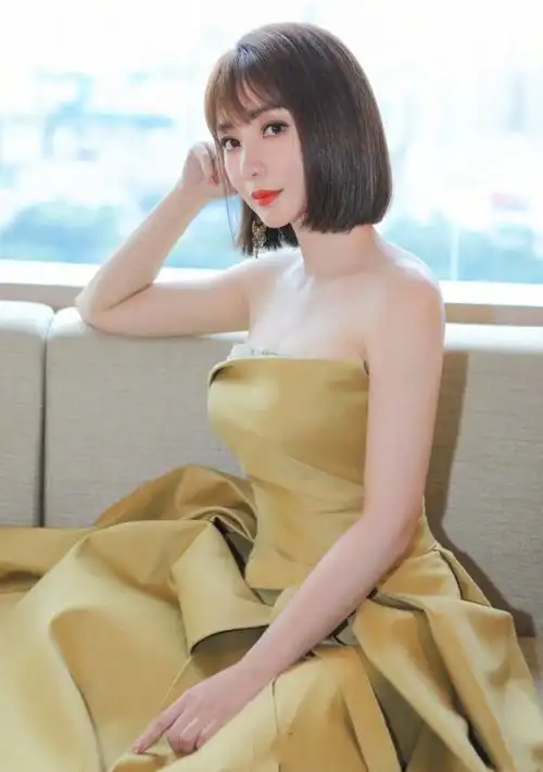 柳岩保养有方40岁穿吊带裙看不到半点赘肉这也太美了吧