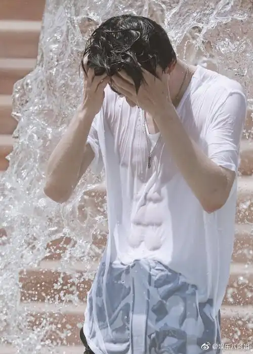 看到哥哥的腹肌了好害羞[污] 来自饭圈暖男刘潇洒 - 微博