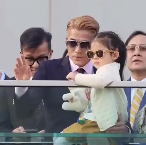 郭富城还非常有耐心地教小女儿加油打气,为孩子介绍马场的各种细节,想