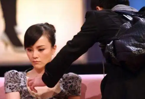 网友盘点十大美女明星肩带滑落的诱惑瞬间图3