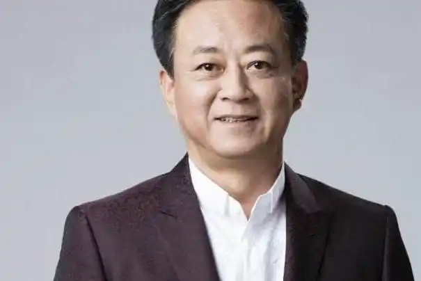 镜头中的朱军看起来状态非常好,甚至于在某些照片中他占据了 c位.