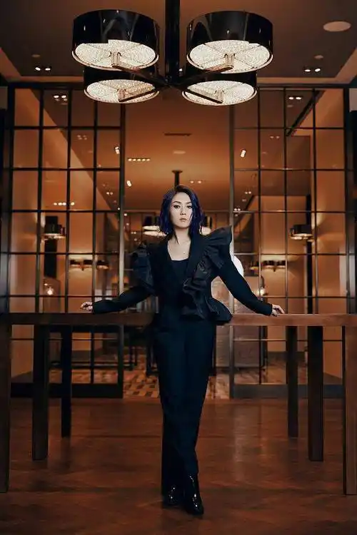 杨千嬅黑色丝绒礼服酷飒满分 倚墙凝望气场十足_活动_卡地亚_造型