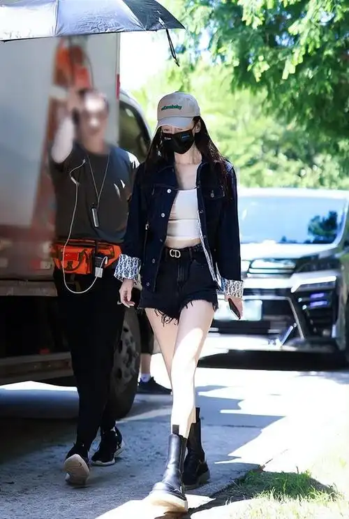 单身后的杨颖状态真不错,穿黑t搭背带裤时髦减龄,嫩回少女样