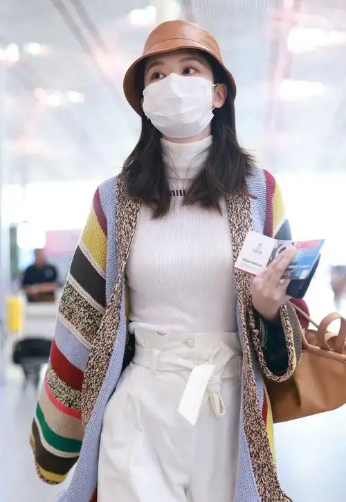 乔欣机场造型亮眼,彩色针织衫搭配渔夫帽,活力十足又时尚!