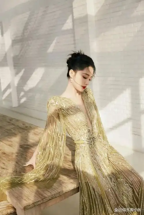 这款礼裙的设计独特,深v领设计不仅展现出李沁优雅迷人的气质,更突显