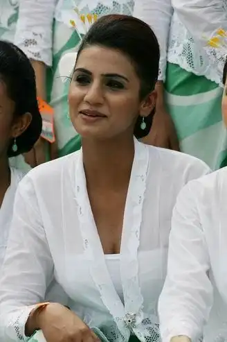 组图-黑皮肤穿白薄纱 马来西亚大美妞别具风情