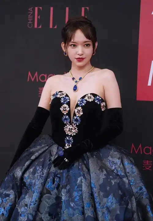 程潇早该走优雅风格了不仅显身材还有一种高级感真挺美的