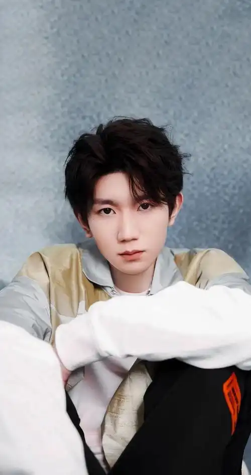 王源近期造型图pick,款款养眼,总有一款让你心动