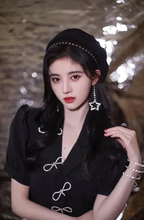 鞠婧祎看个书都打扮这么好看,穿薄纱连衣裙飘逸灵动,美成天仙|鞠婧祎