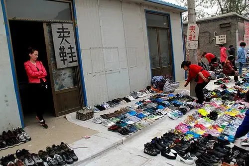 图说:手写的简易招牌“卖鞋 第一家”  (1/8)