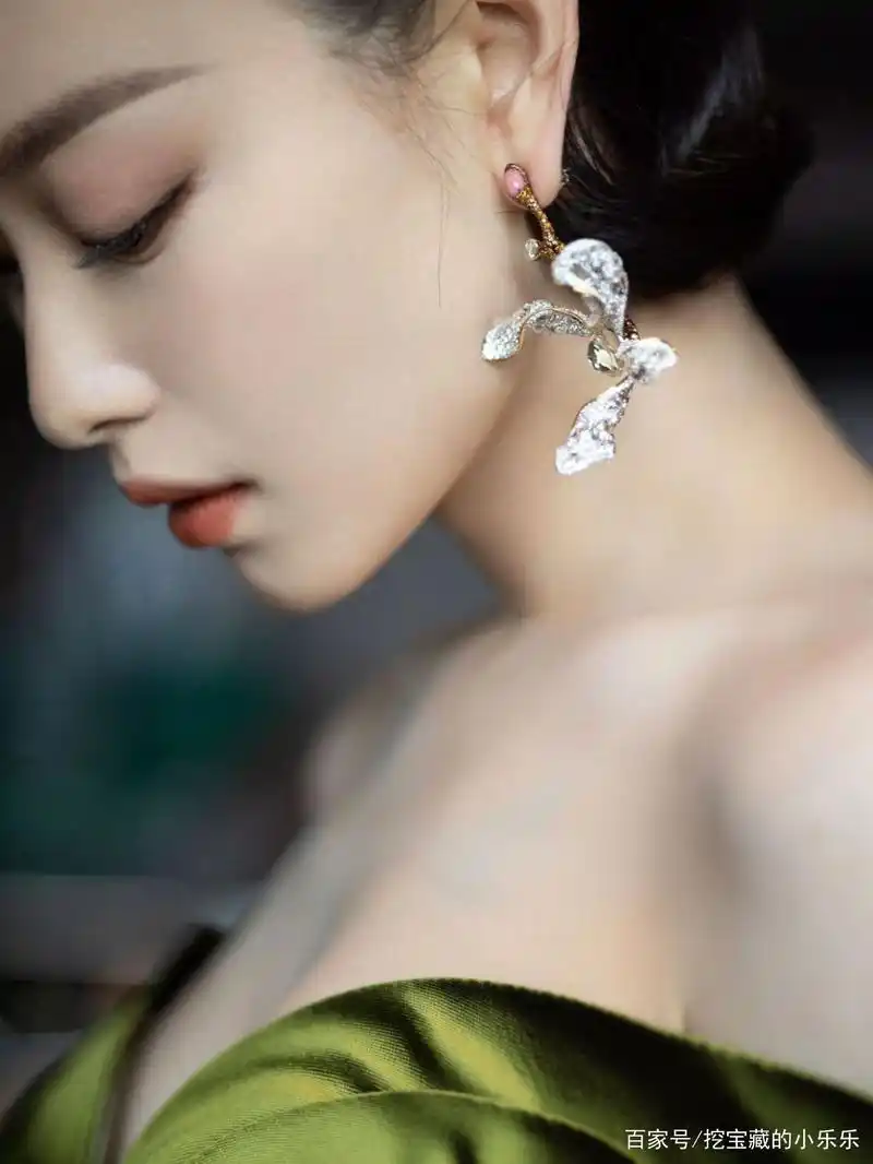 倪妮晚礼服照尽显高贵气质