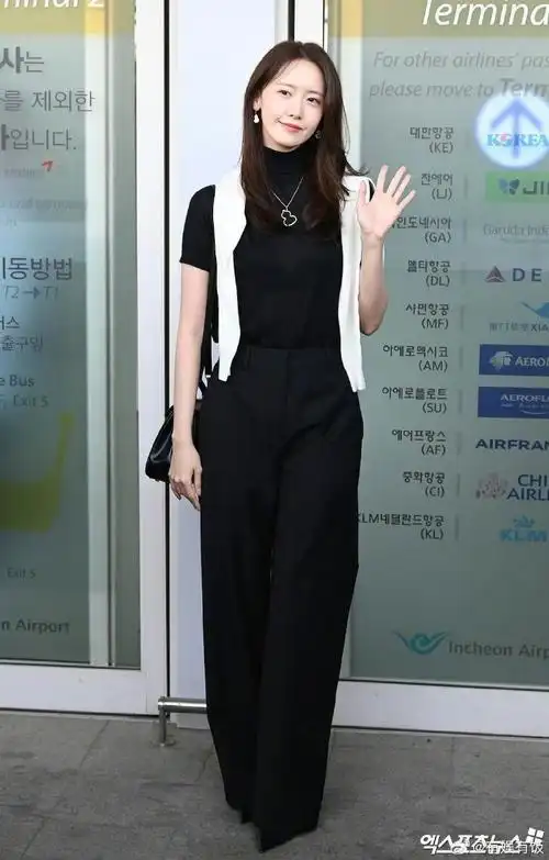 林允儿出发戛纳##林允儿出国机场图