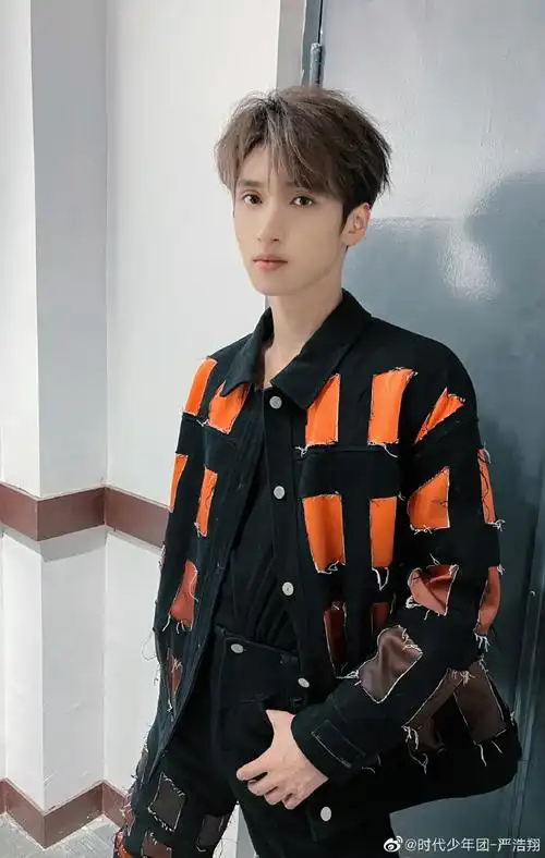 严浩翔黑牛仔造型##严浩翔手势五连拍拍立得