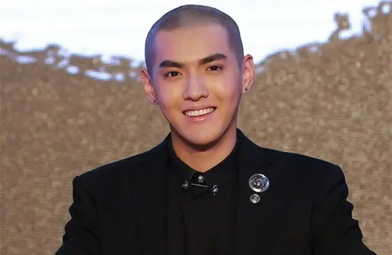 关于吴亦凡剃光头的照片的图片及评论