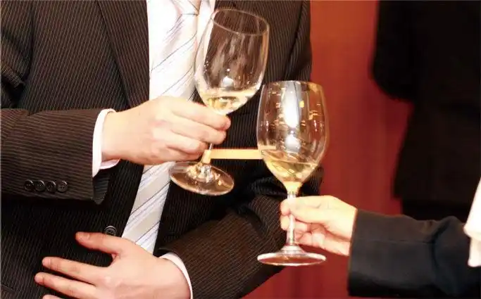 宴会上向客人敬酒需注意的礼仪