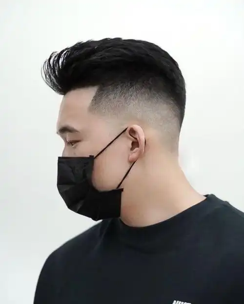 第2款:侧分背头发型男生们的头发,剪得越短就越简单,打理起来也容易