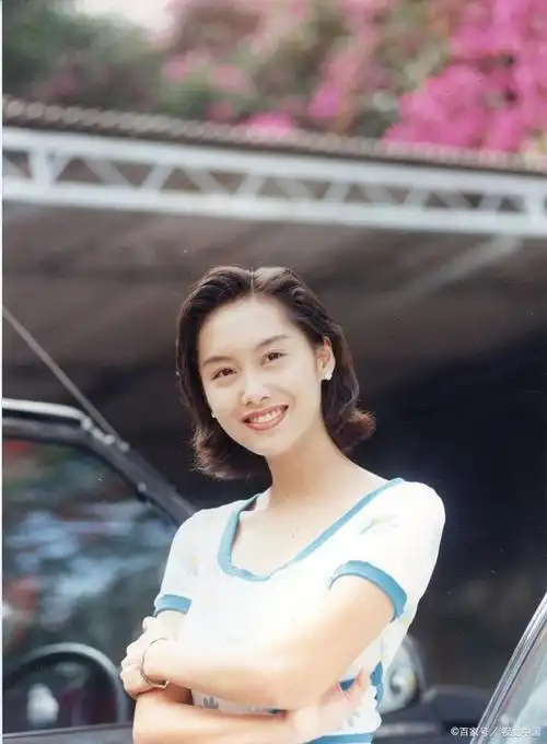 52岁朱茵现状曝光:住深山残屋,开97年破车,活成娱乐圈李子柒!