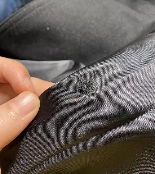 在衣服破洞的地方绣了个猫猫头