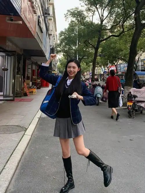 小学生的校服也太好看了叭