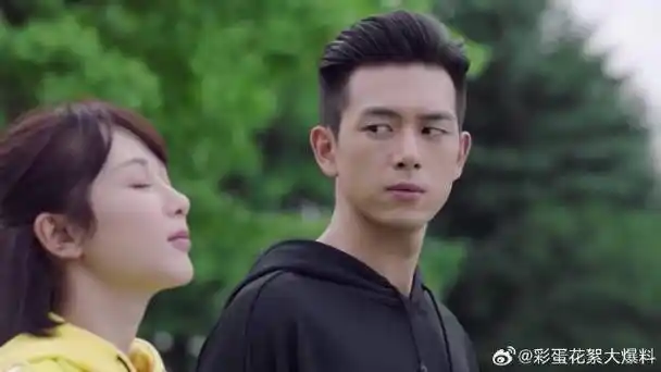 女友坦露心扉,主动牵起男友的手,风中弥漫着恋爱气味|杨紫|李现_新浪