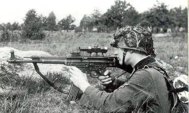 除去这些也有98k步枪和手榴弹等武器随身,相比之下,德械师部队拥有的