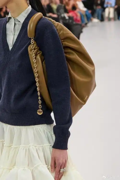 占据loewe2024春夏秀场三分之一的squeeze手袋很难不让人爱