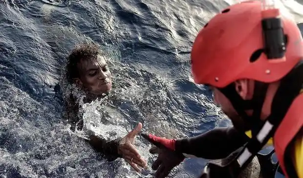 悲剧乘船离开利比亚后近50人在地中海被淹死