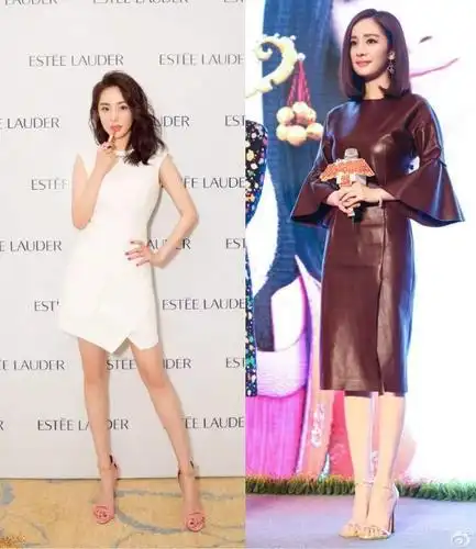 得不说唐嫣这个造型吸睛,黑色条纹半身裙搭配同色系的一字带高跟凉鞋