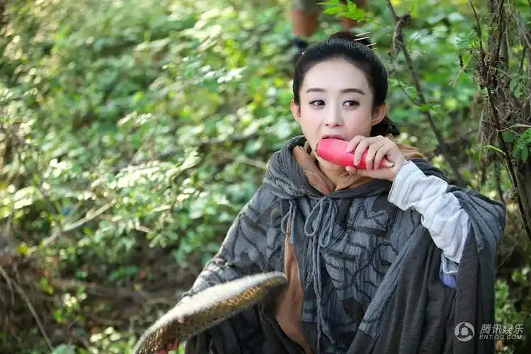 赵丽颖《花千骨》包子萝卜开场 大快朵颐显萌态