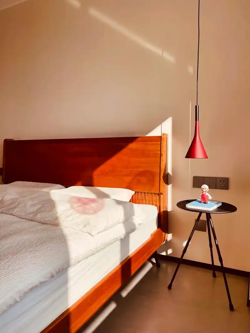 午后的暖阳照进卧室,慵懒又松弛 冬日的阳光从窗户照进房间 - 抖音