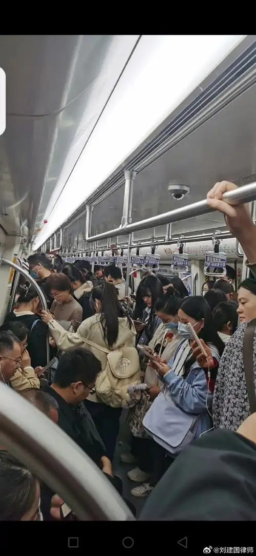 地铁里,几乎所有的人都在低头玩手机,车厢里异常安静,没有一个人说话.