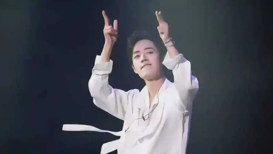 肖战跳舞时不小心露出腹肌粉丝全程紧盯太撩了吧