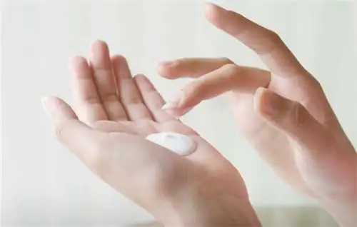 4教给幼儿抹油的方法